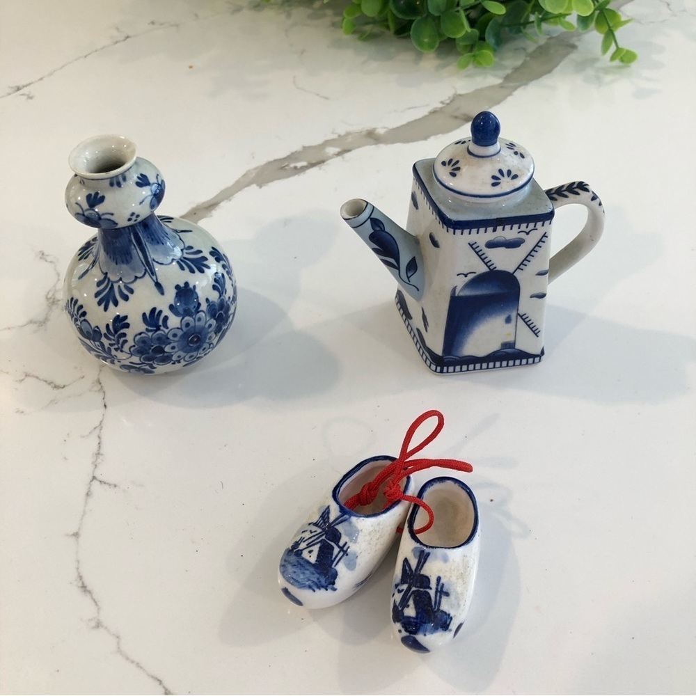 VTG Delft vase 1953, VTG Dutch  windmill clogs, Y2K Vivian Chan mini teapot (3)